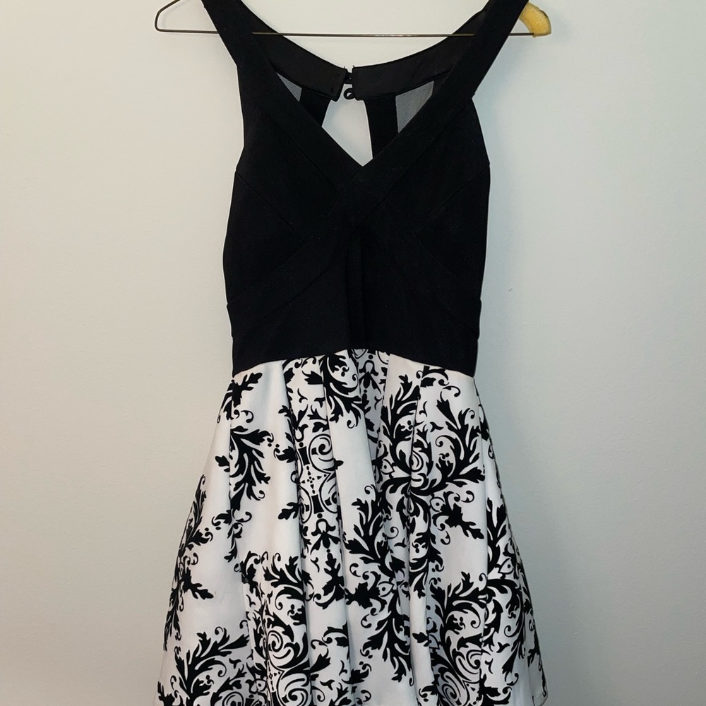 GREAT CONDITION - Patterned homecoming dress. SIZE 9